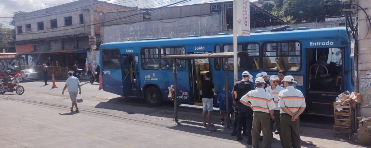 Ônibus da Transoeste são fiscalizados nesta manhã. Imagem: BHTrans