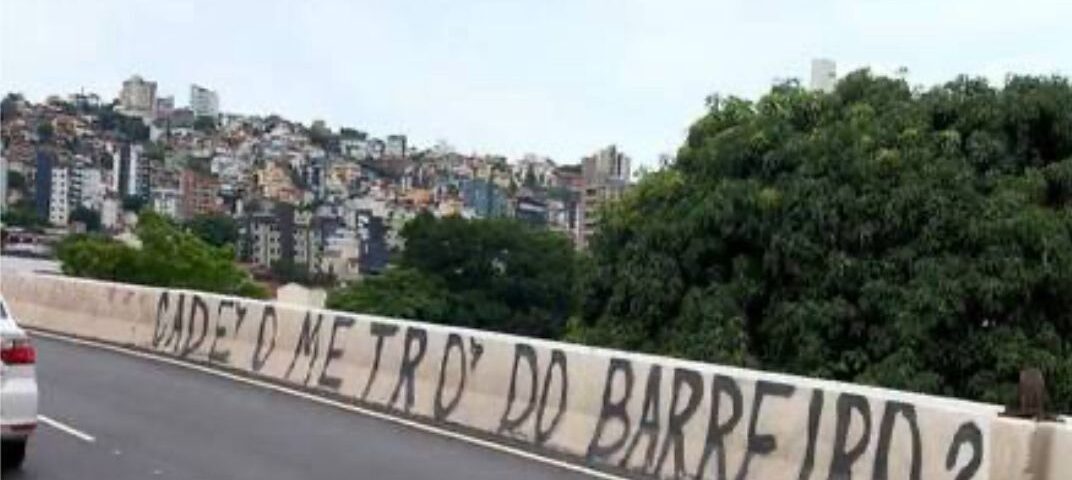 Espera pelo metrô do Barreiro já foi alvo até de pichação. Créditos: Reprodução TV Record.